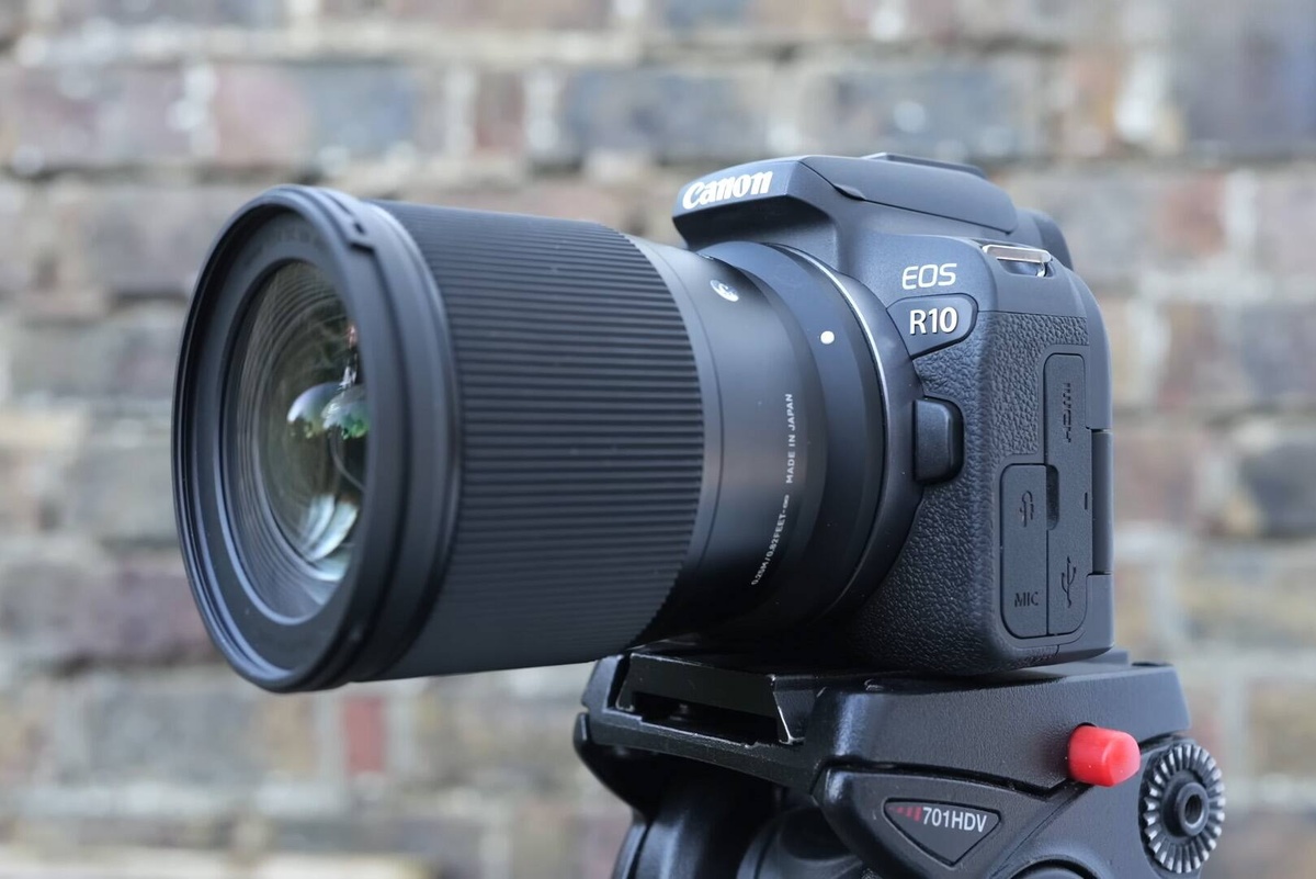    Вот так выглядит свежая 16-мм Sigma на беззеркалке Canon R10 / Фото: youtube.com/@cameralabs