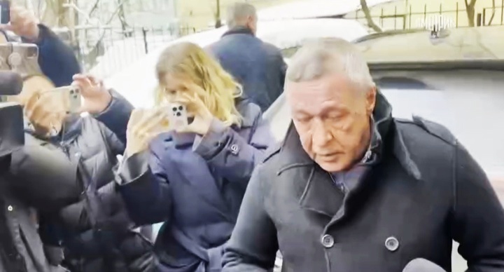    Михаил Ефремов освободился из колонии и вернулся домой