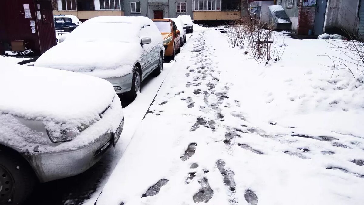 Водителей, которые криво паркуются и занимают чужие места на стоянках, ждут неприятности. Источник: 1MI