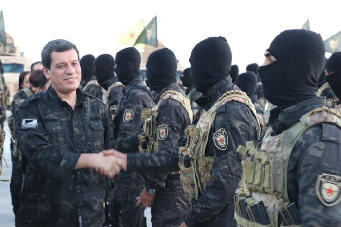 На заглавном фото: М. Абди обходит строй военнослужащих СДС