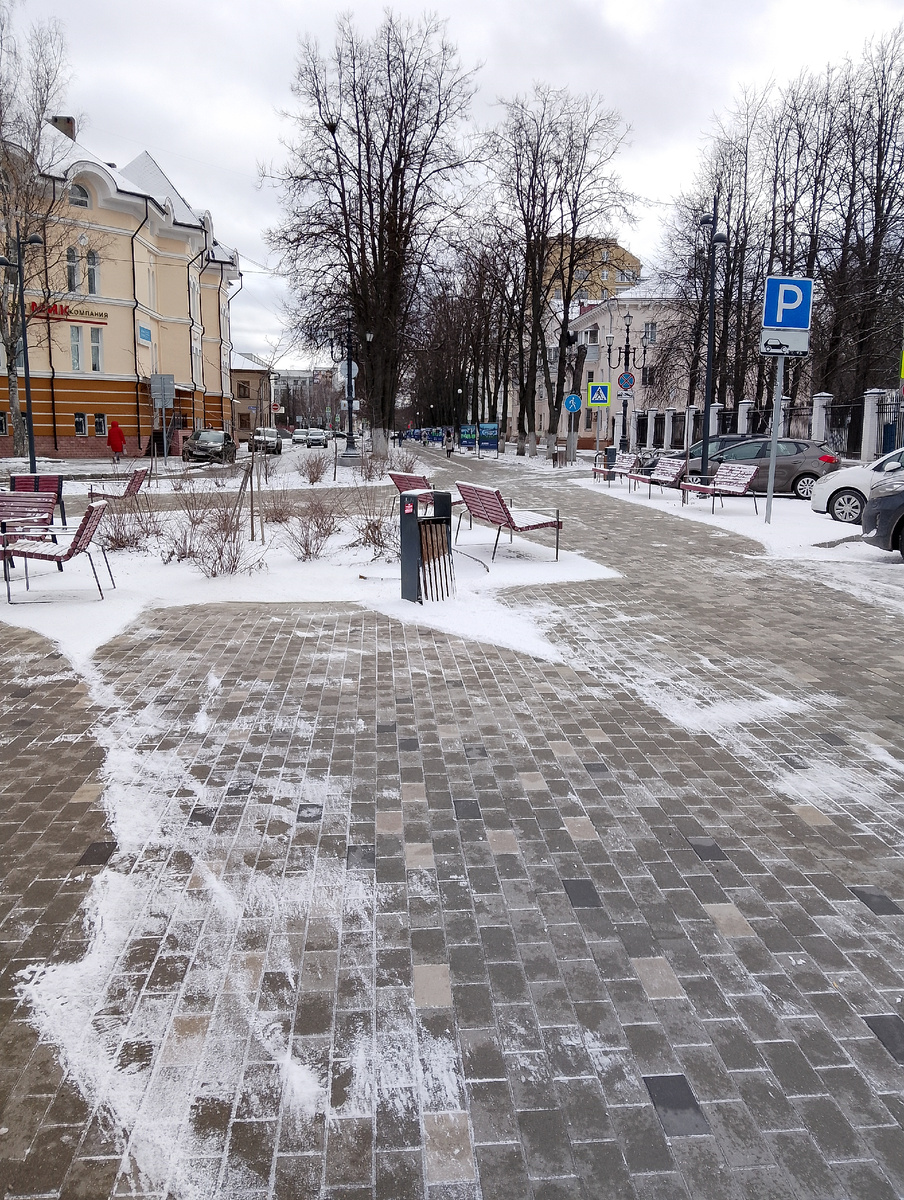 Утро вторника 08.04.2025. Аллея почищена трактором. Фото автора