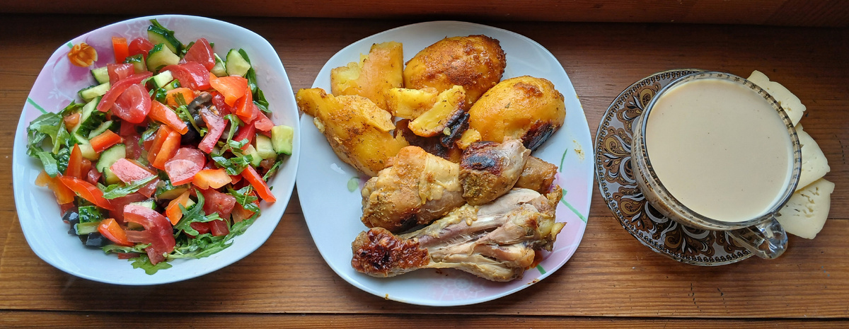 Доела остатки вчерашнего обеда: курочка с картошкой, овощной салат. Выпила свежесваренного кофе с молоком и сыром.