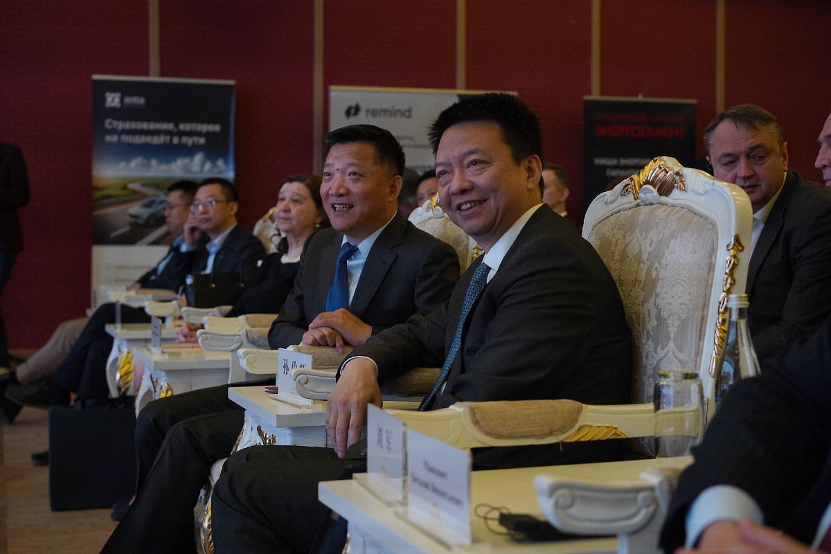 (Лю Цзюнь - полномочный министр посольства Китайской Народной Республики (КНР) в РФ и Сунь Бохуэй - Президент Корпорации Чжэньтун интернэшнл)
