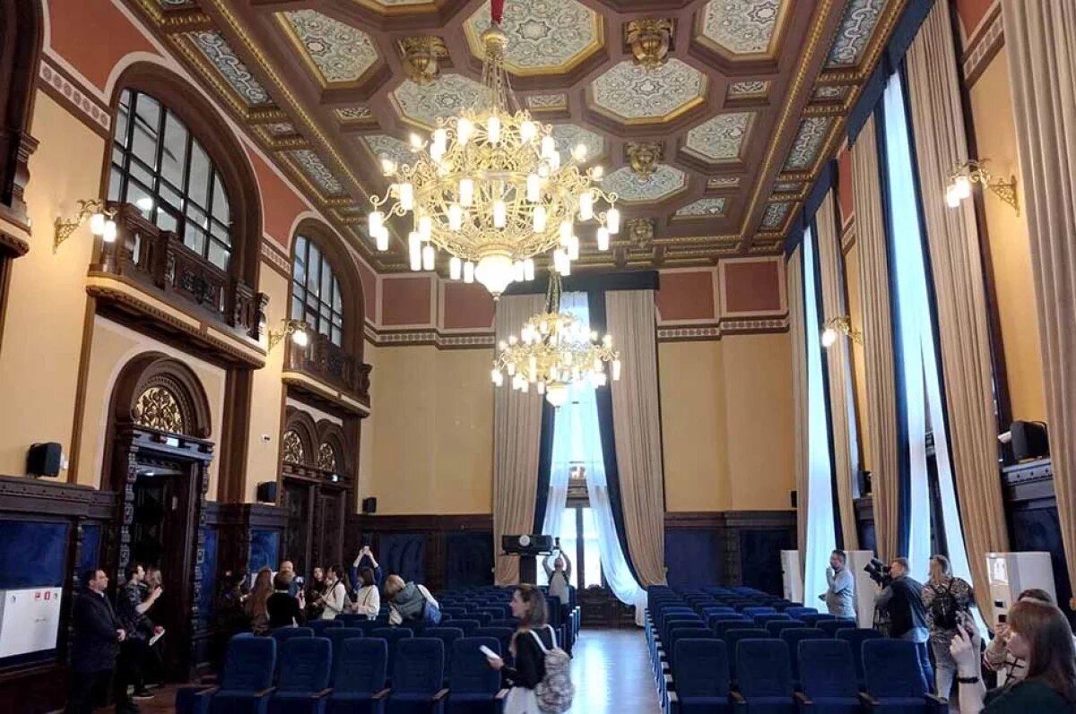    Мрамор и бархат.