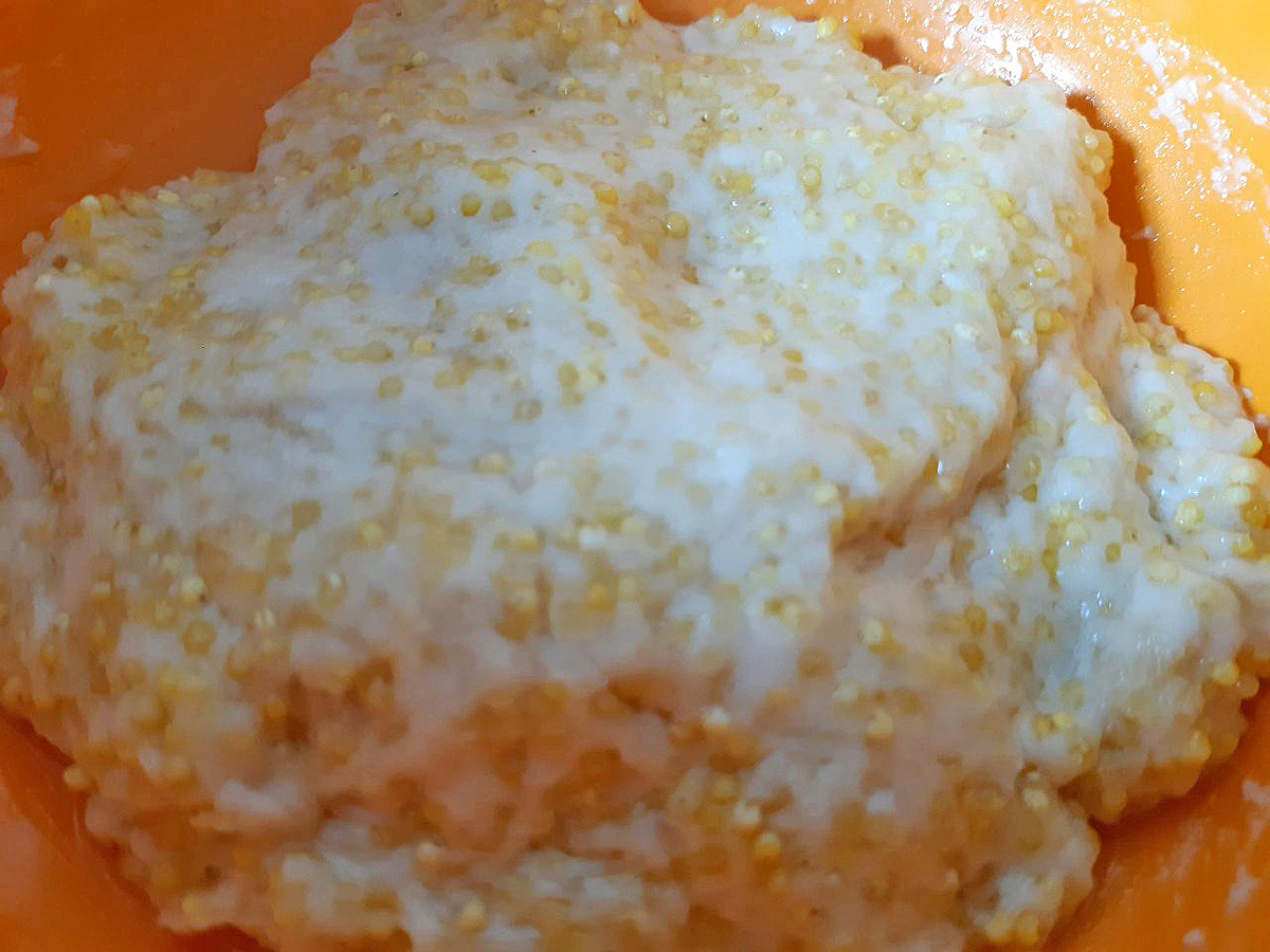 Все тесто уместилось в глубокой тарелке