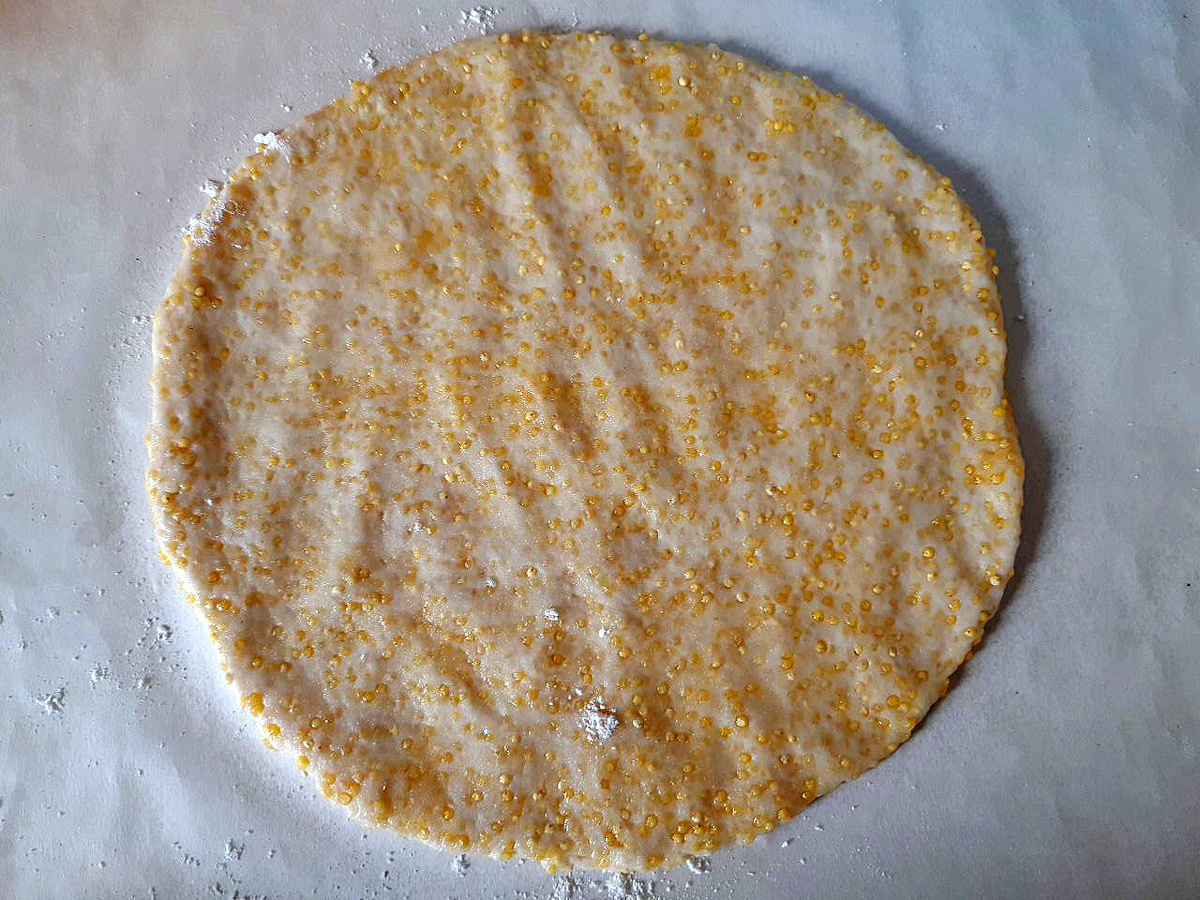 Немного липло, разминала руками, не раскатывала