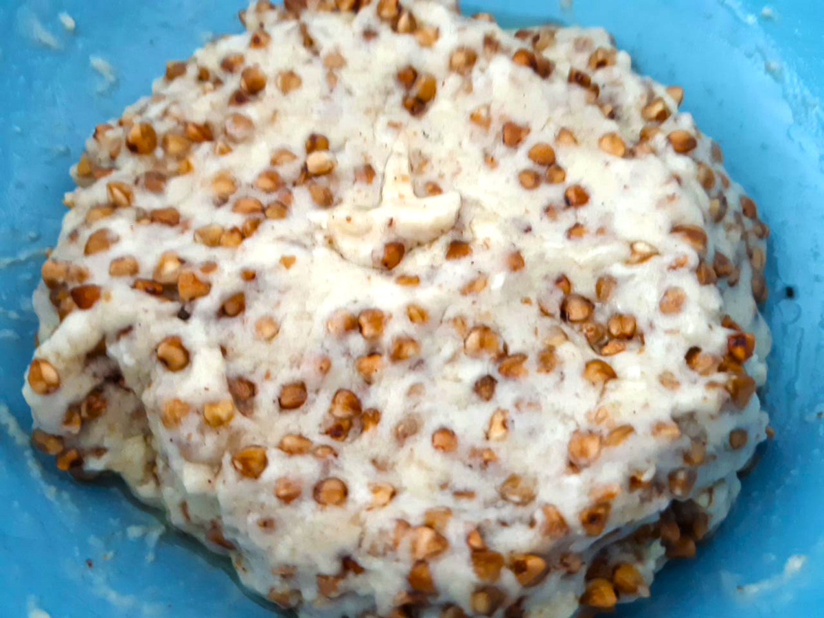 Вот такое тесто получилось после добавления кипятка с маслом растительным