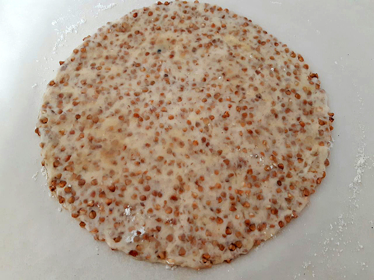 Оно менее липкое, разминала руками, а потом прошлась скалкой до толщины в одну крупинку