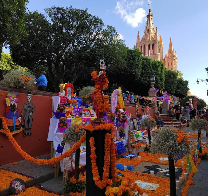 Украшение улиц мексиканских городов ко дню мертвых