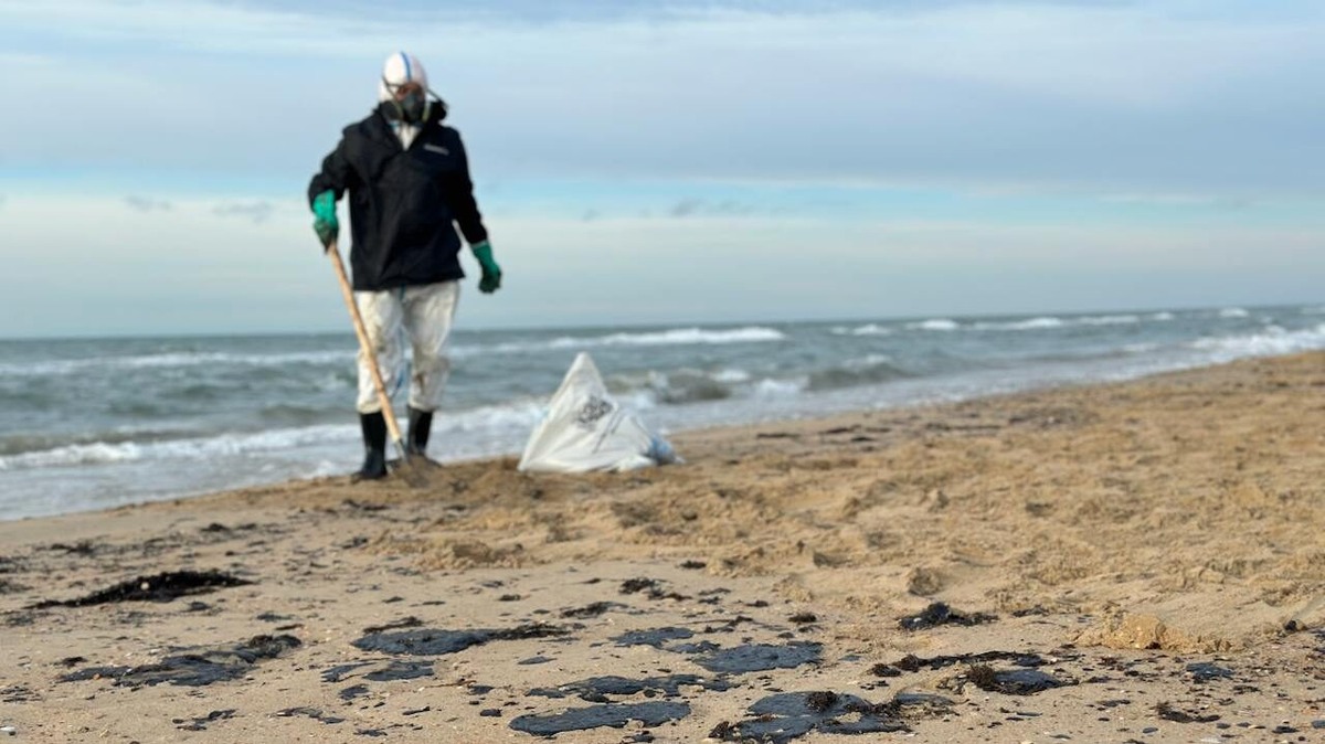    Повторные выбросы мазута на берег Анапы не заканчиваются. Фото: движение «Экосистема»