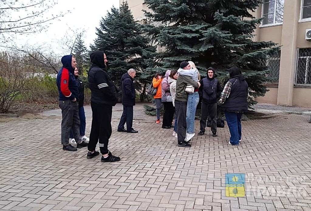 Будущих солдат провожали родные и близкие📷    В Волжском в армию отправились первые призывники
