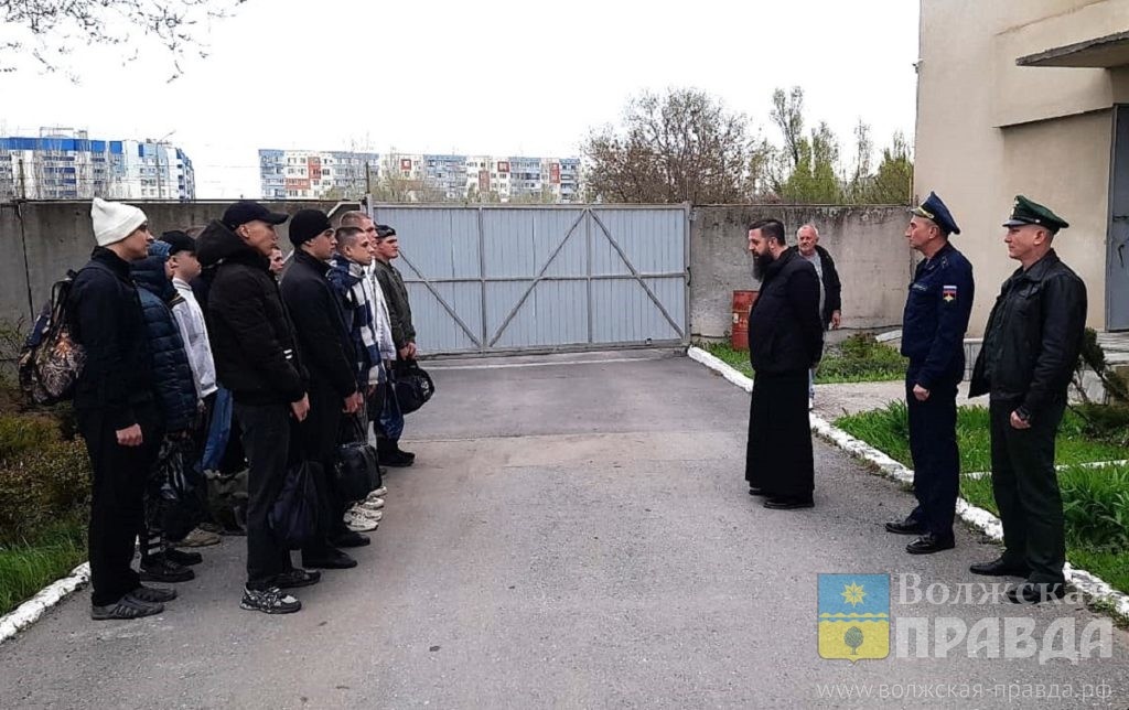 Призывников напутствовал иерей Даниил Бураков и военком Александр Тащилкин📷    В Волжском в армию отправились первые призывники
