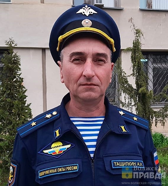 Военком г. Волжского Александр Тащилкин📷    В Волжском в армию отправились первые призывники
