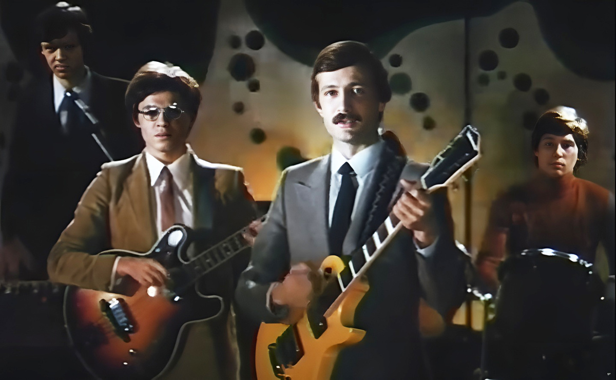 Кадр из фильма «Берегите женщин»: Юрий Антонов не появляется в кадре, но его голос звучит в ключевых музыкальных сценах.
