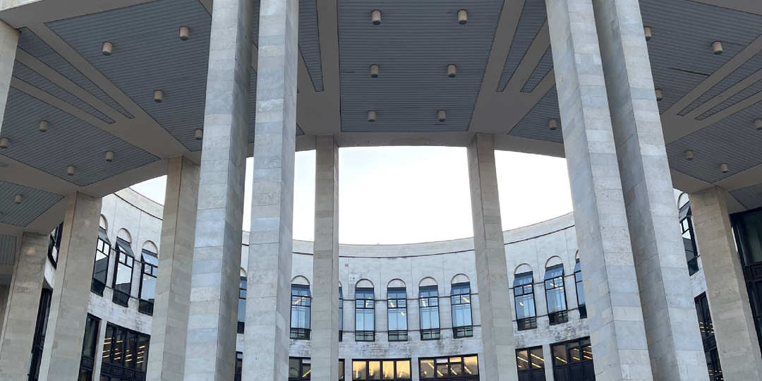 Как попасть в красивейшую советскую библиотеку на Парке Победы и что там внутри / СПб