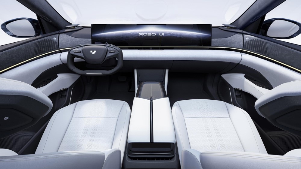 35,6-дюймовый экран во всю ширину панели со штурвалом