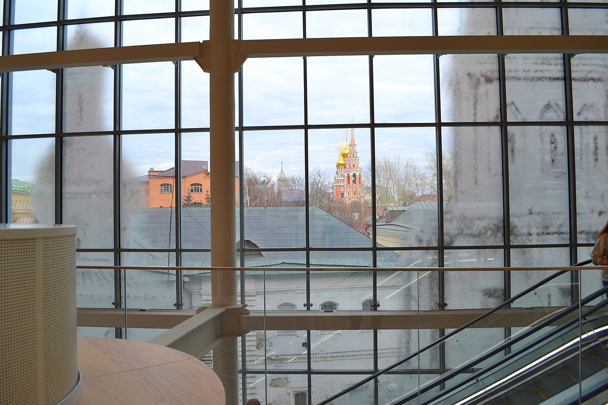 Москва. Третьяковка на Кадашёвской набережной. Вид из окна. Все фото в статье с выставки "Передвижники". Фото автора