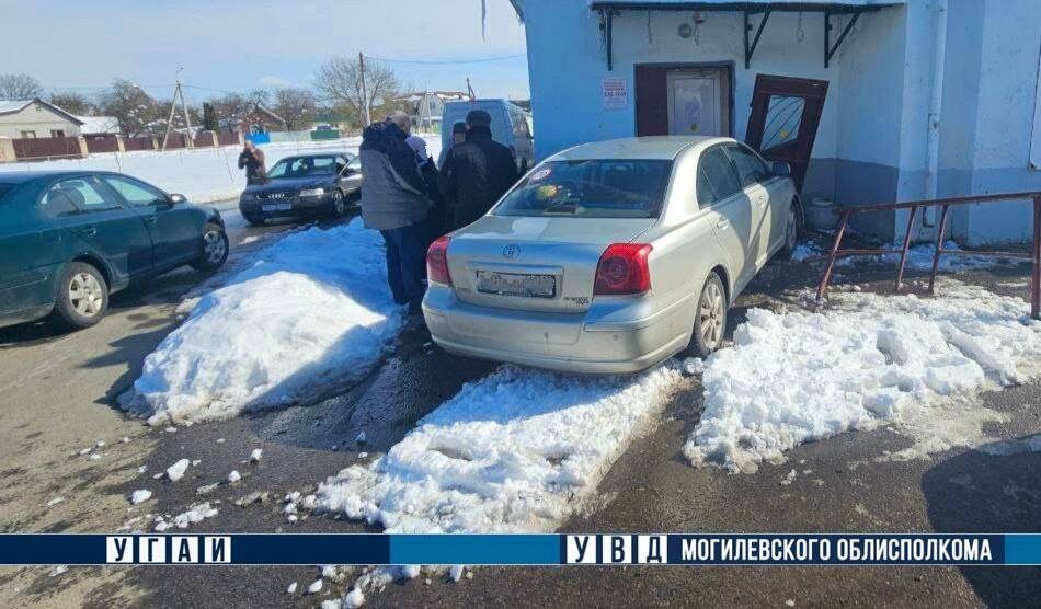 В Могилеве легковушка врезалась в магазин
