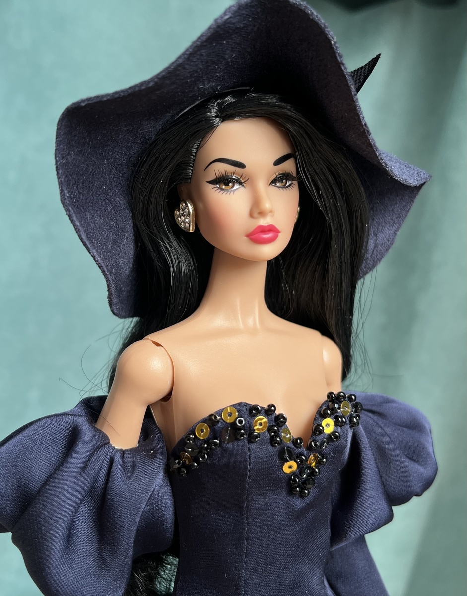 Какая она стройная, с выраженной талией, с красивыми кистями, аккуратными ступнями - прирожденная модель ❤️ на ней любая тряпка смотрится очень красиво.