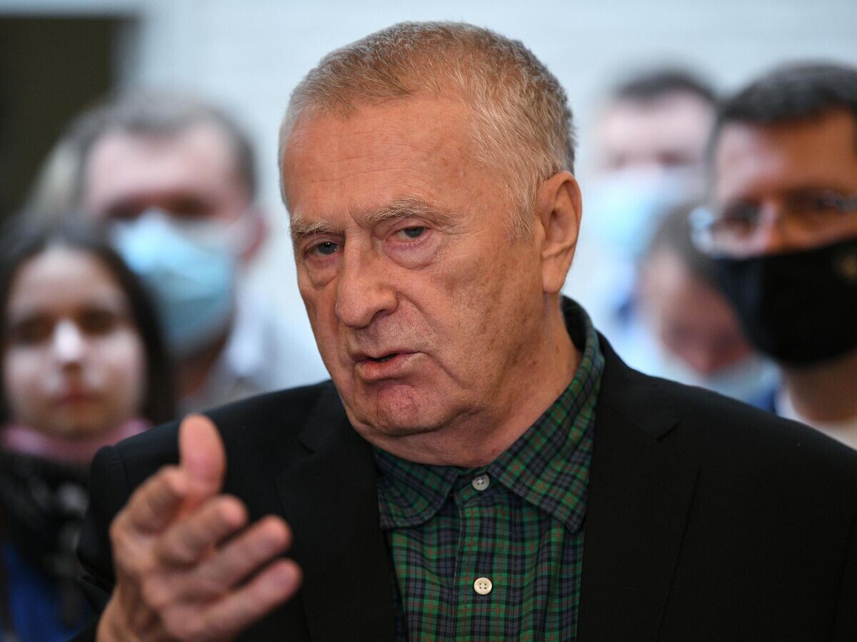    Лидер партии ЛДПР Владимир Жириновский во время посещения штаба ЛДПР по контролю за выборами депутатов Государственной Думы РФ© РИА Новости / Максим Блинов