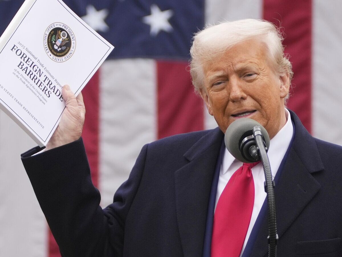    Президент Дональд Трамп после подписания указа о введении новых пошлин на импортные товары в Розовом саду Белого дома© AP Photo / Mark Schiefelbein