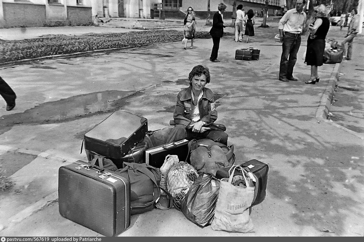 На чемоданах. 1982 г. Автор Дрозд В.Н. Источник https://pastvu.com/p/567619.
