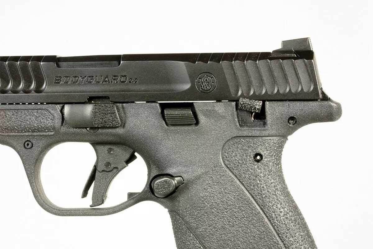 У этого пистолета есть специальная выемка за спусковым крючком и ручка, которая похожа на хвост бобра. Благодаря этому пистолет удобно держать и точнее стрелять. У пистолета может быть специальный предохранитель.