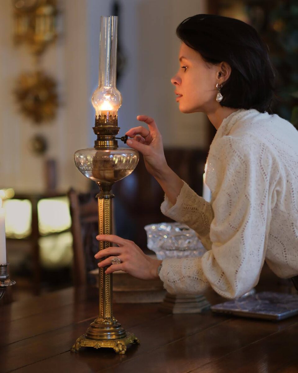 Старинная керосиновая лампа конца XIX века, через призму которой мы погружаемся сегодня в историю