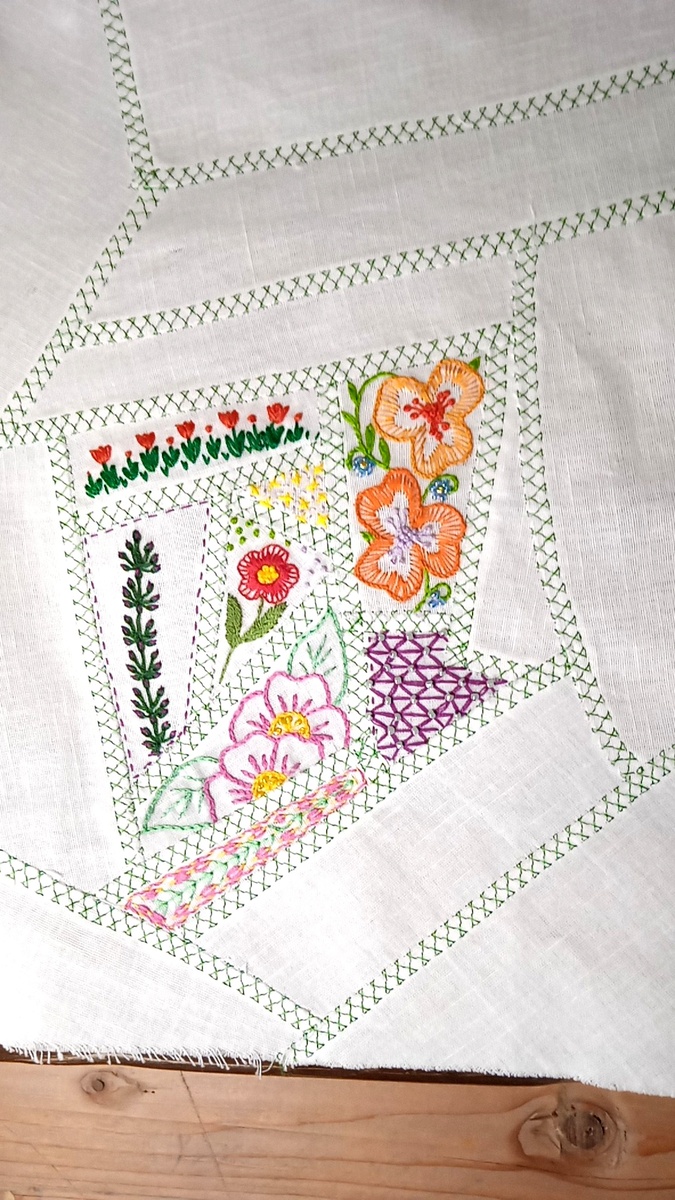 Так выглядит вышивка на данном этапе. 