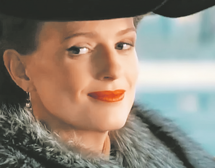 Не нашёл более удачного фото. Это Любовь Соколова (в филме). В жизни Софья Эрнст. Фото Яндекс.Картинки. 