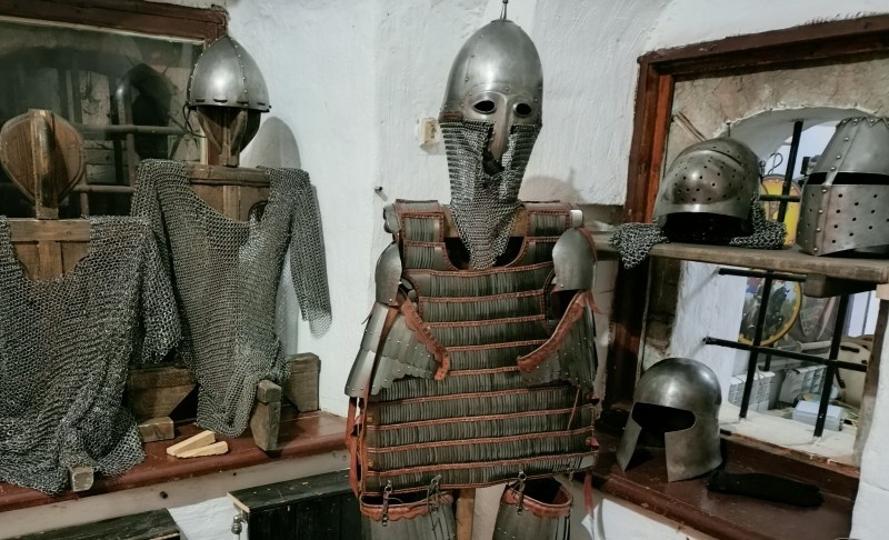 Экспонаты Музея ратной истории на Крутицком подворье в Москве.