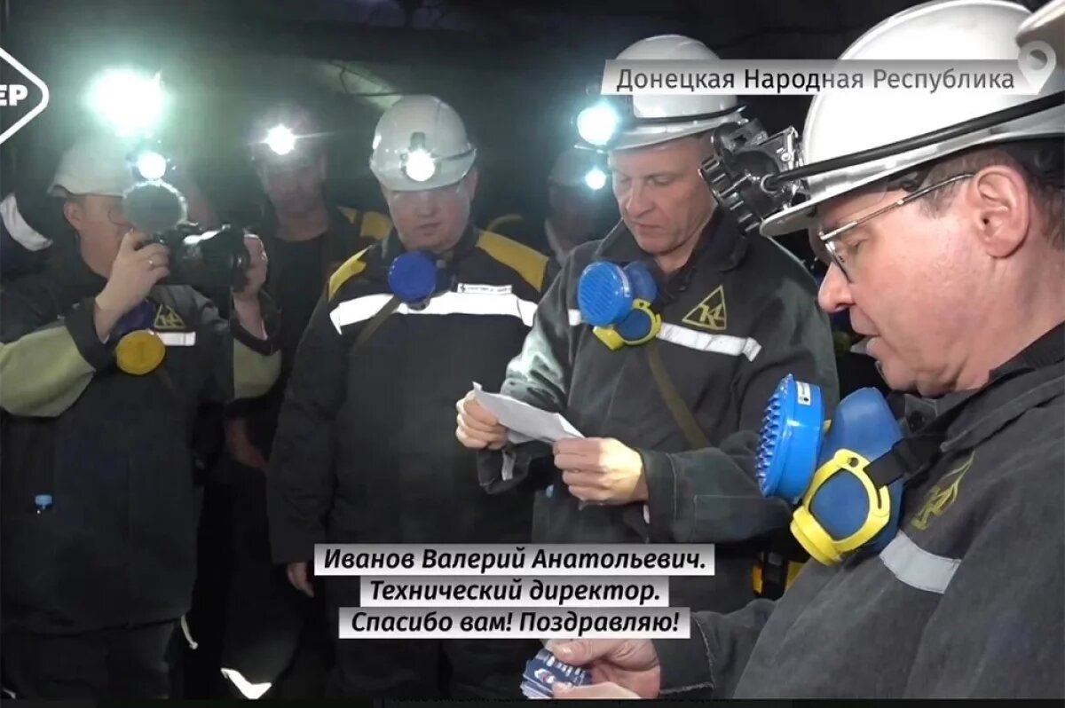    Владимир Якушев вручил партбилеты организации шахтерам крупнейшего угледобывающего предприятия в ДНР.