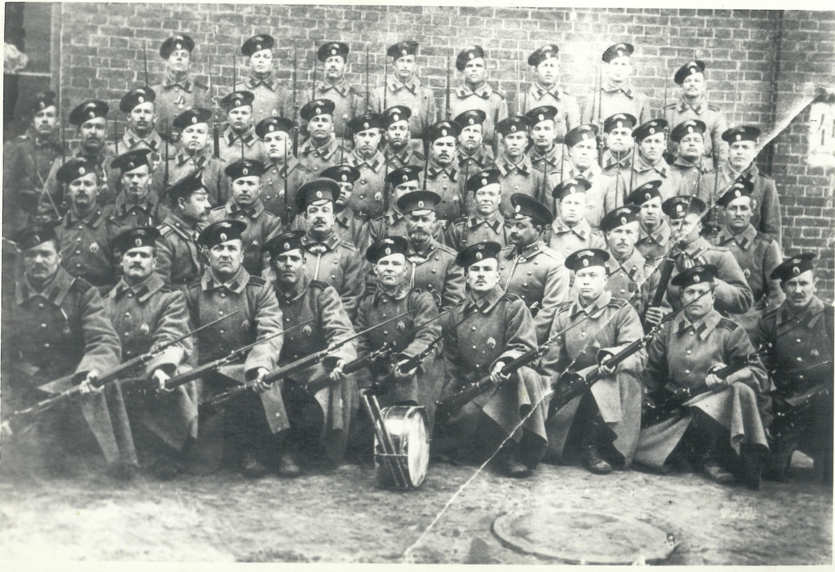 Мусатов Василий Уарович - гренадер 13-й роты 12-го гренадерского Астраханского Императора Александра III полка. Это предок Ваулина Сергея Леонидовича из Свердловского областного военно-исторического клуба "Гренадер": "Василий Уарович Мусатов, мой дед по материнской линии родился в с. Залазна Вятской губернии 7 апреля 1891г. в многодетной рабочей семье. Предки по линии деда в 18 веке переселились из Тульской губернии в Вятскую губернию и работали в доменном металлургическом производстве. Небольшое предприятие находилось в селе Залазна, где мой дед до службы в армии и был рабочим. Перед 1914 г. он был призван в армию в 12 гренадерский Астраханский полк (13рота)". "Рота вместе с командирами представлена на фото 1. Дед сидит в первом ряду, первый справа от барабана. Интересная подробность, когда император принимал парад, он подошел к первой шеренге Астраханского гренадерского полка и подержал моего деда за пряжку ремня, проверил, как заправлена гимнастерка". https://grenader-ekb.ru/page108/page109/ В свете дополнительной информации: "На групповом снимке Мусатов ещё не ефрейтор, стало быть это 1913 г.". "Мусатов родился весной 1891г и следовательно был призван в 1912г и числился солдатом с 1913 г. службы. О чём говорит юбилейная медаль 300-летия ДР. ".