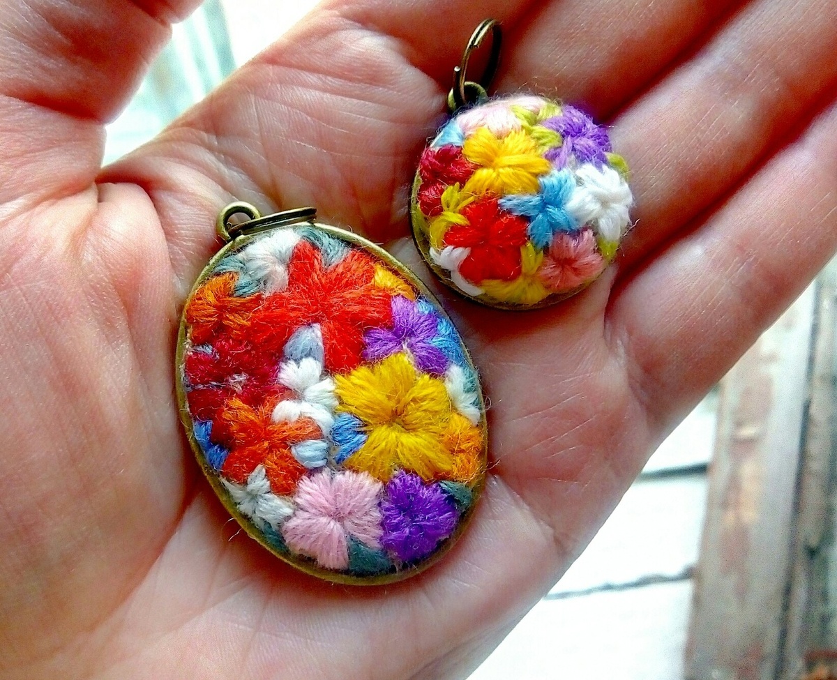 Вышила и потеряла оба. И оба - в Петергофе! Причем в разное время. Ворона, как сказала бы бабушка.