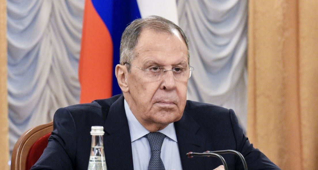 Русские корниОфициальный представитель МИД России Мария Захарова в ходе брифинга сообщила, что в конце прошлой недели начальники генеральных штабов Украины, Британии и Франции провели совместное совещание. На нем они пытались определиться, где на Украине в будущем можно разместить миротворческие силы.  
 
 «По сути, речь шла о параметрах будущей франко-британской интервенции в черноморские порты Украины, прежде всего в Одессу», - отметила Мария Захарова.  
 
 Она рассказала, что никаких решений на совещании принято не было, и это вызвало раздражение у Владимира Зеленского.  
 
 Ранее мы рассказывали, что Президент Франции Эммануэль Макрон во время совместной пресс-конференции с Владимиром Зеленским заявил, что миротворцы из Европы, которых планируют отправить на Украину, будут готовы дать «военный ответ».  
 
 На что координатор одесского подполья Сергей Лебедев высказал мнение, что миротворцы Макрона протянут в Одессе недолго и сбегут.  
 
 Военный эксперт Максим Климов считает, что если между РФ и Украиной будет достигнуто перемирие без взятия Николаева и Одессы, то это приведет в будущем к возобновлению боевых действий.📷
