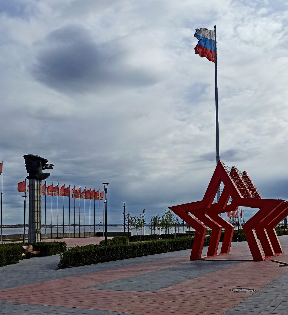 7 апреля 2025 года, количество народа на набережной вдоль Волги в Волгограде