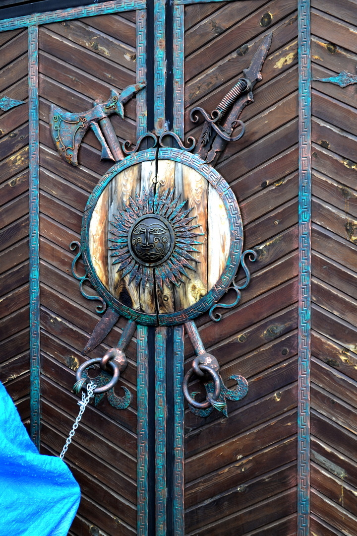 Фото автора. С трьего раза попал за эти загадочные ворота. 2017 г.