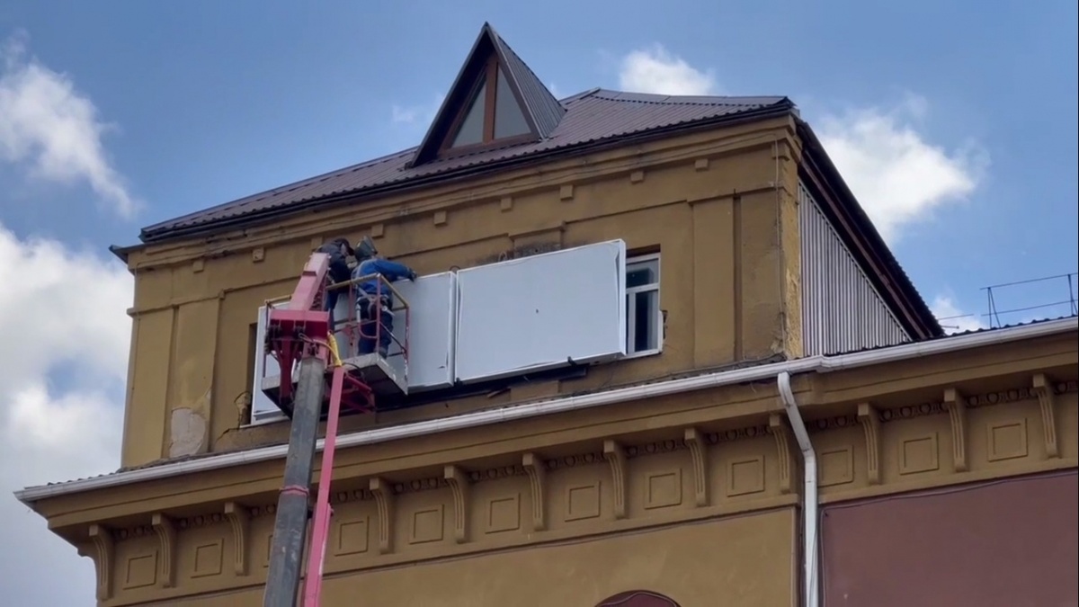    На главной площади Энгельса установили 4-метровые городские часыНовости Саратова и области – Сетевое издание «Репортер64»