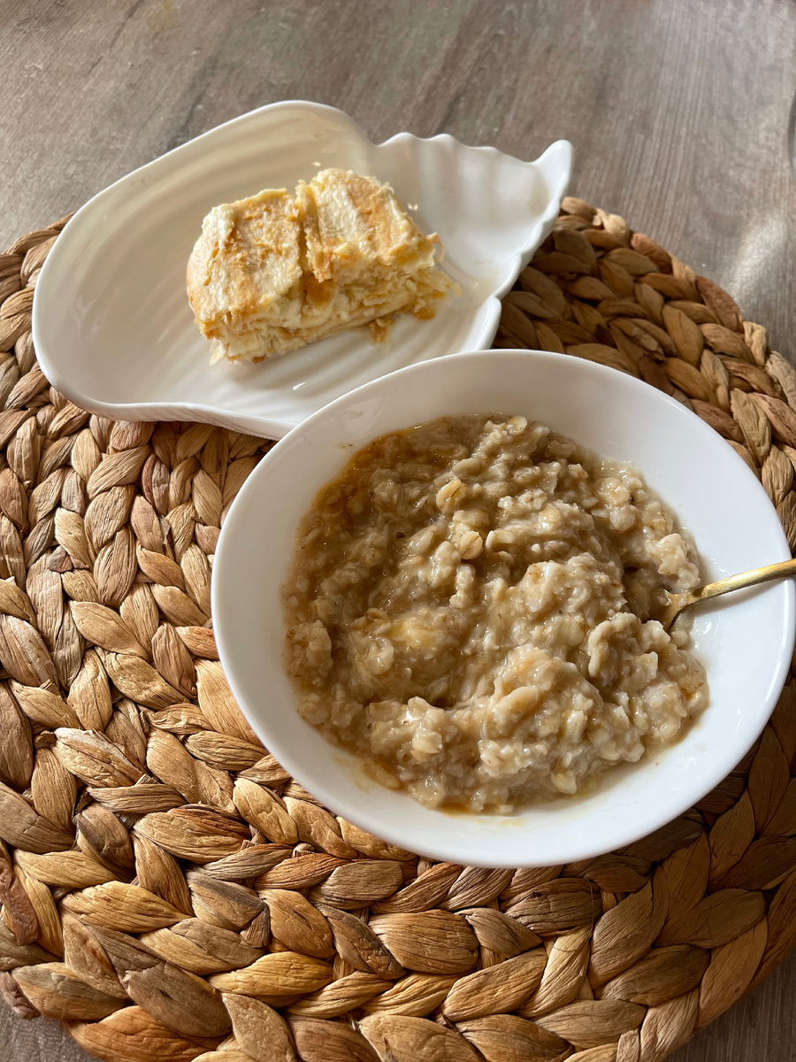 Геркулес+отруби+сыр+ капля топпинга «карамель» , кашу варю всегда без сахара . Наполеон. Фото автора.