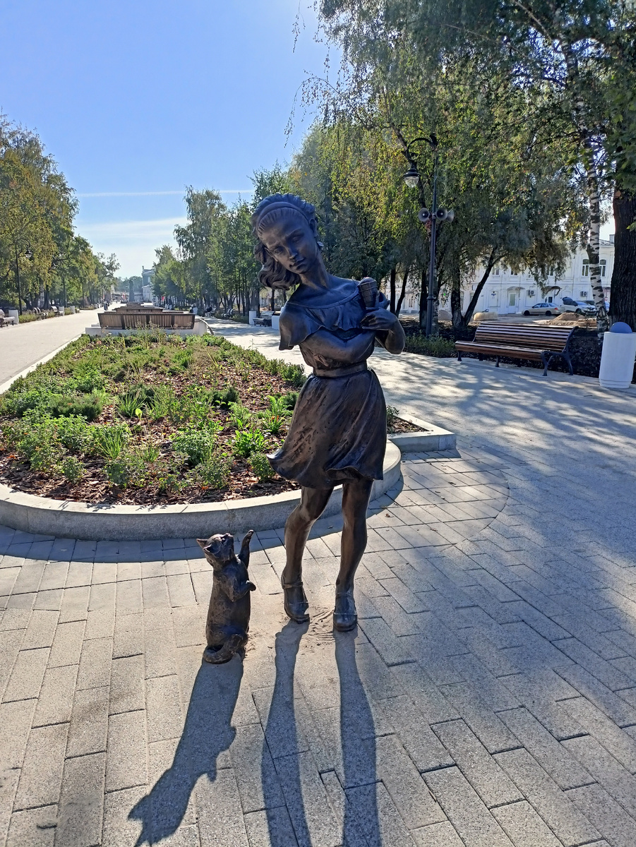 Девочка с мороженым