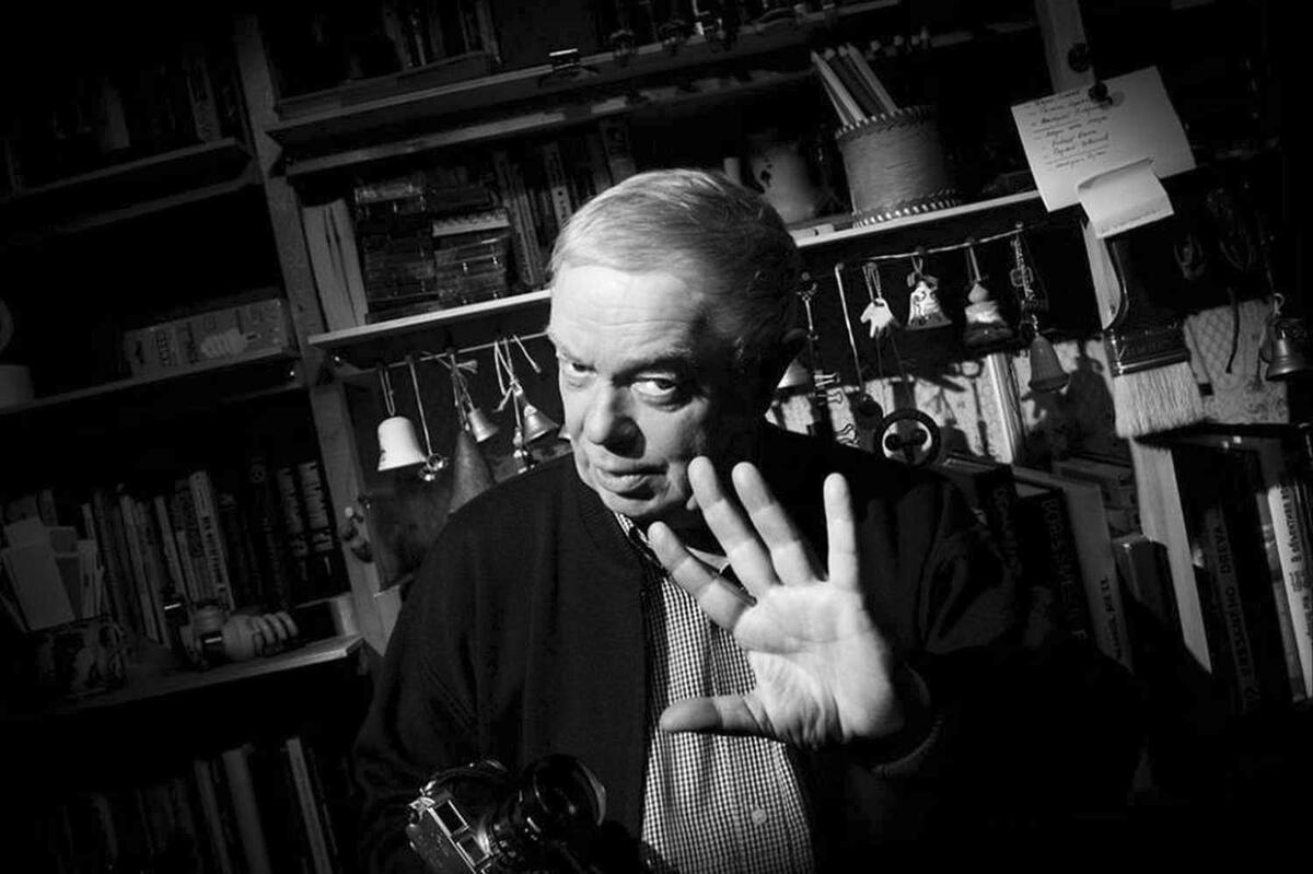 Фотограф Александр Курбатов в своей домашней мастерской. Фото: Ксения Минькова