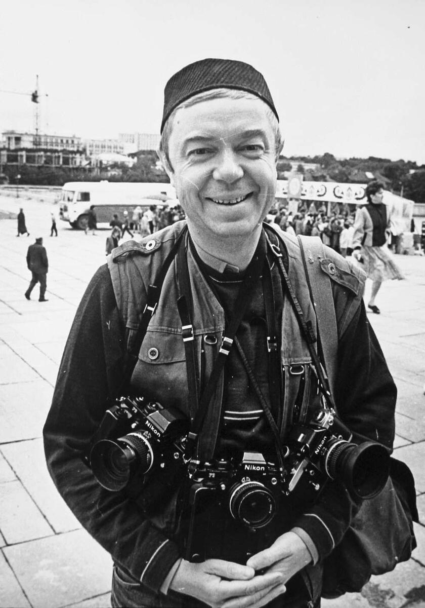 Фотожурналист Александр Курбатов в период работы АПН. На съемках в Елабуге. 1985 г.