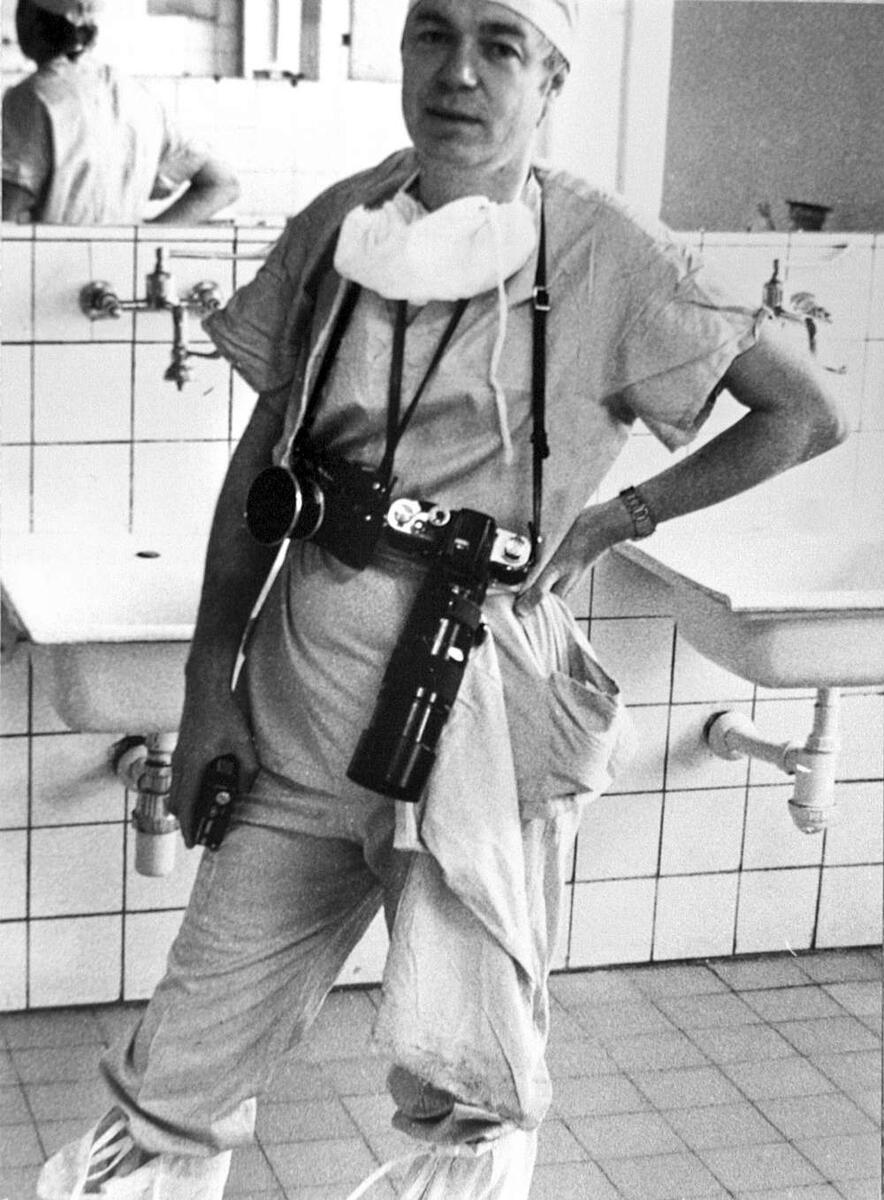 Фотожурналист Александр Курбатов в моменты съёмок.
