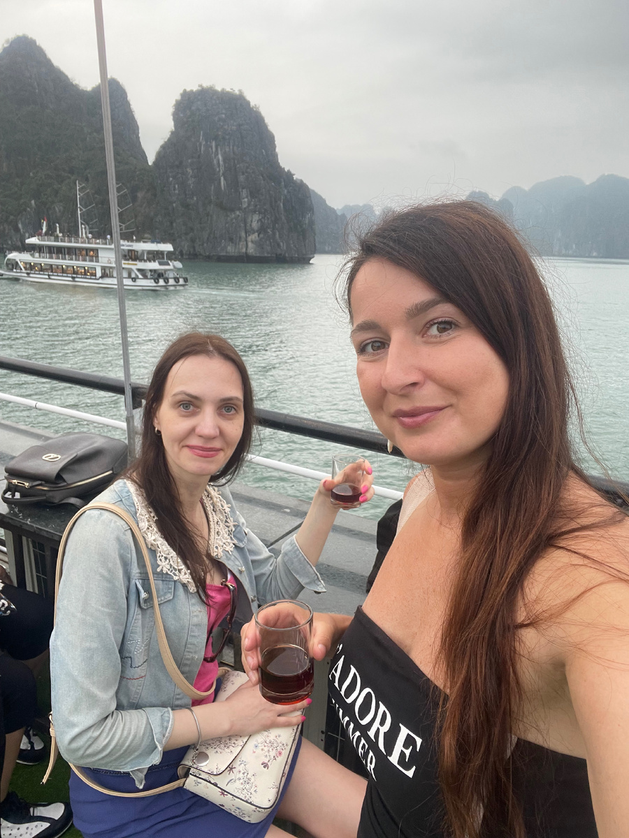 Фото для красоты :) это мы уже с подругой поехали в бухту Халонг