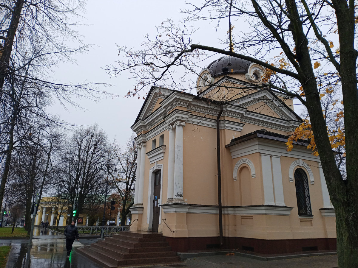 Часовня, а на заднем плане виднеется Гостиный двор