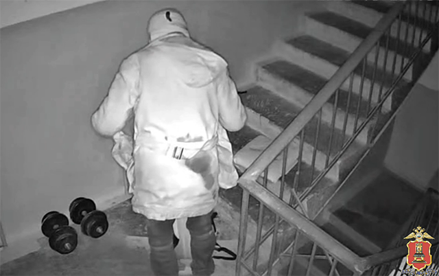 В Твери мужчина пытался украсть гантели из подъезда, но силёнок не хватило