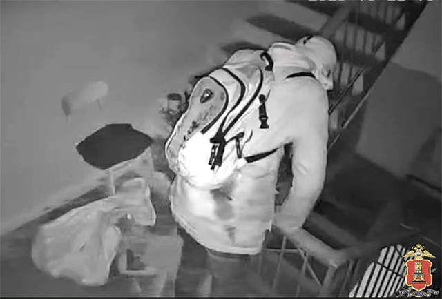 В Твери мужчина пытался украсть гантели из подъезда, но силёнок не хватило