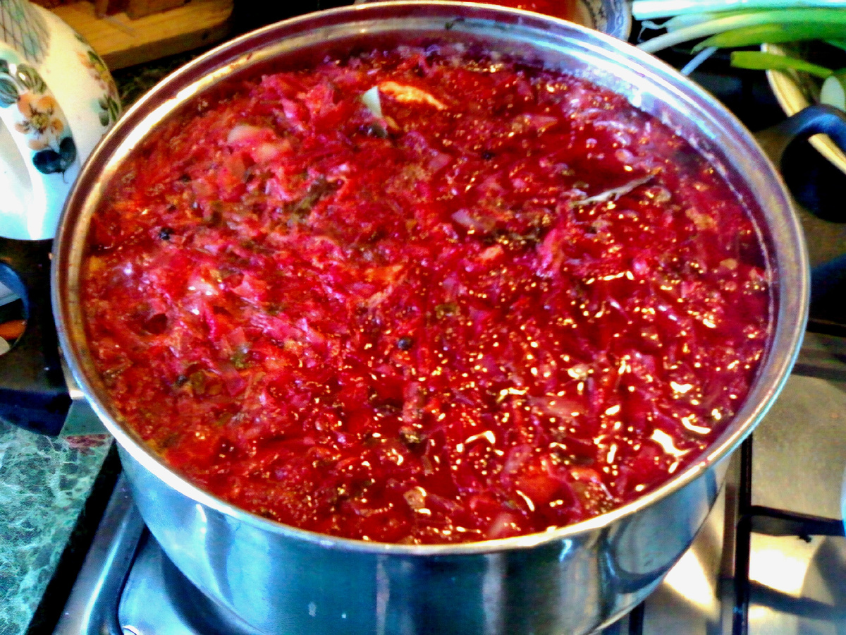 Борщ в кастрюле