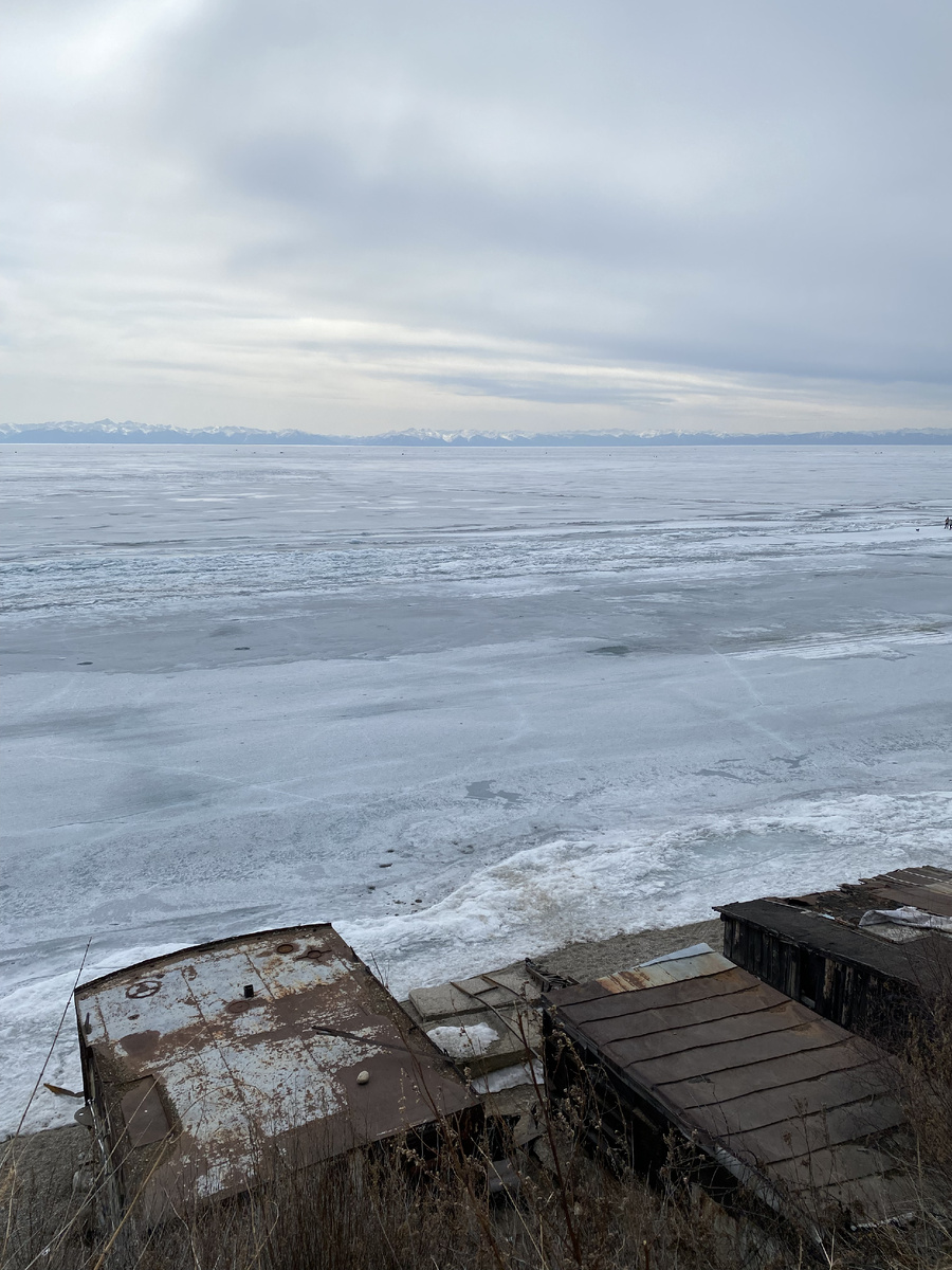 Старые проржавевшие сараи на берегу