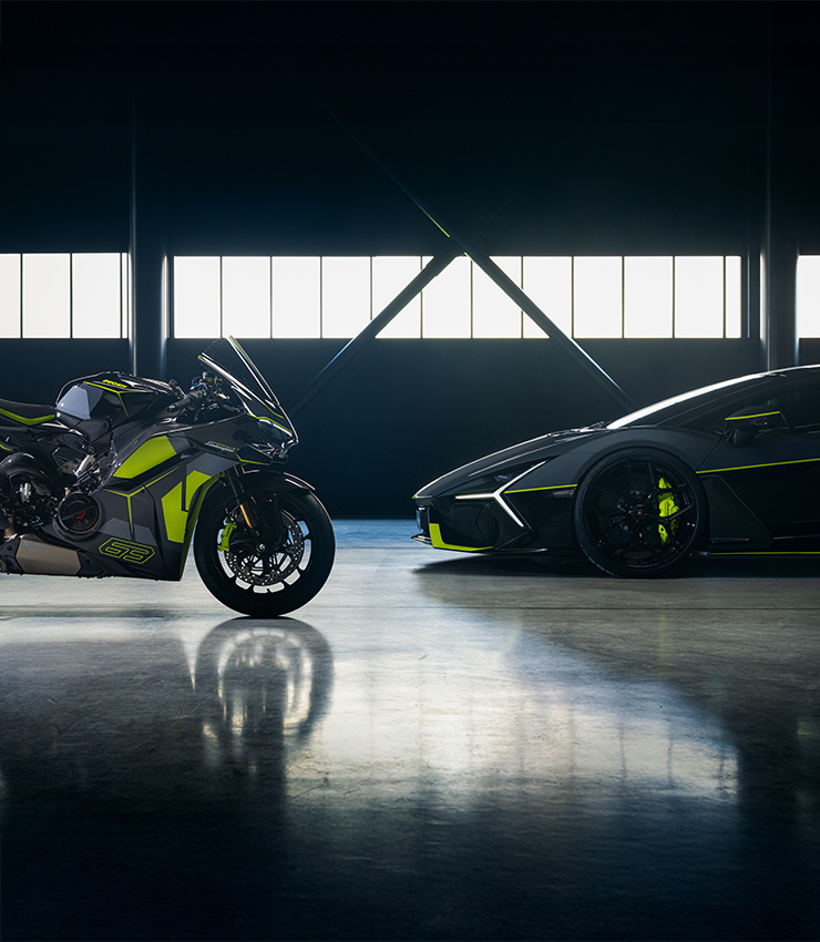 Оба болида оснащены лучшими в своём классе двигателями, воплощающими философию брендов: Desmosedici Stradale от Ducati и V12 от Lamborghini.